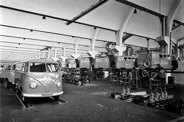 Já em 1992, o veículo recebeu catalisador e freio a vácuo com discos nas dianteiras. Em 1997, surgiu a versão Carat de luxo com teto alto e porta lateral corrediça.
 Reprodução: Flipar