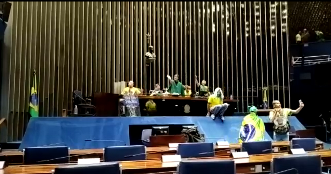 Bolsonaristas golpistas invadem congresso nacional. Foto: Reprodução/Twitter