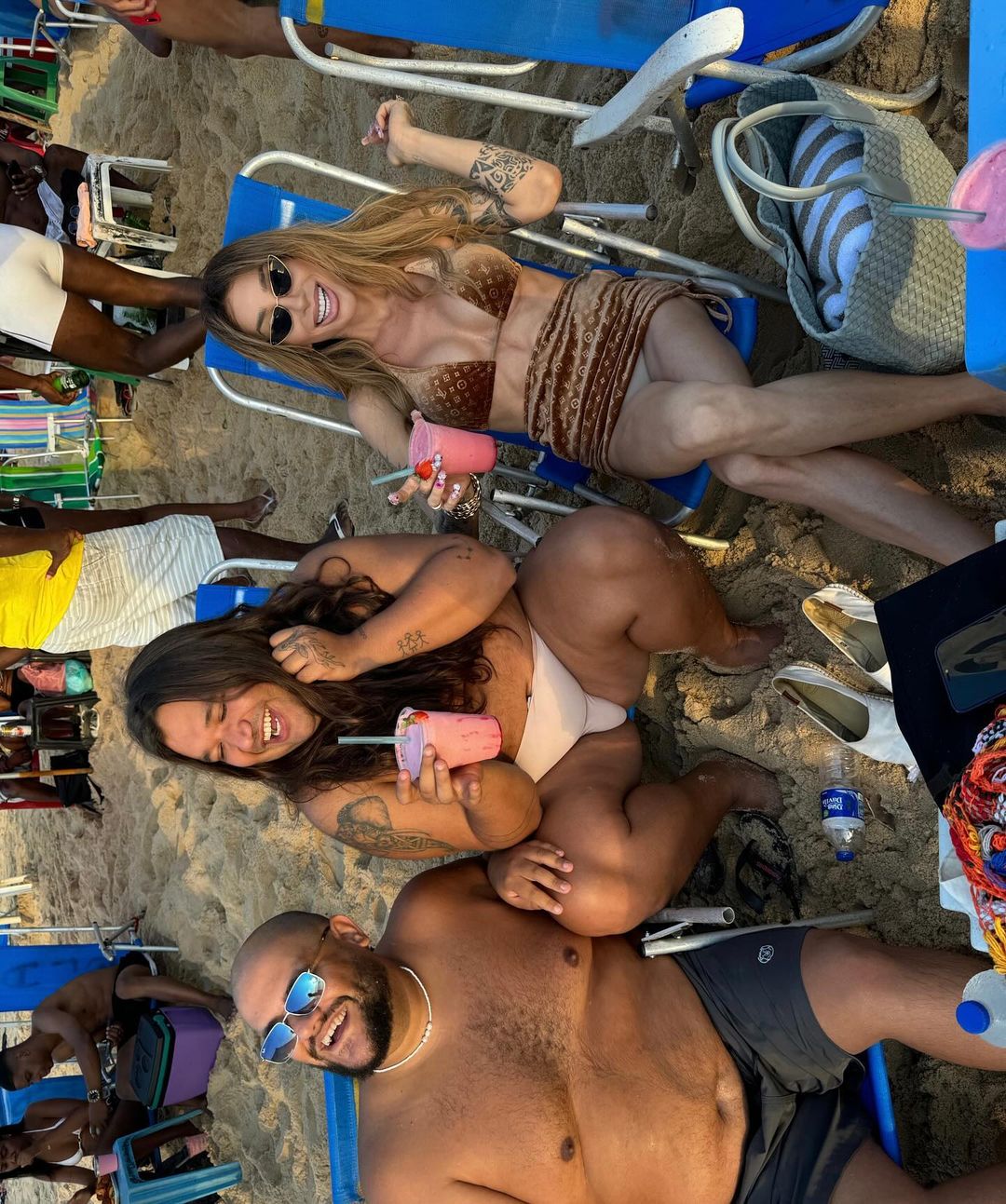 Maya Massafera na praia com amigos Reprodução/Instagram