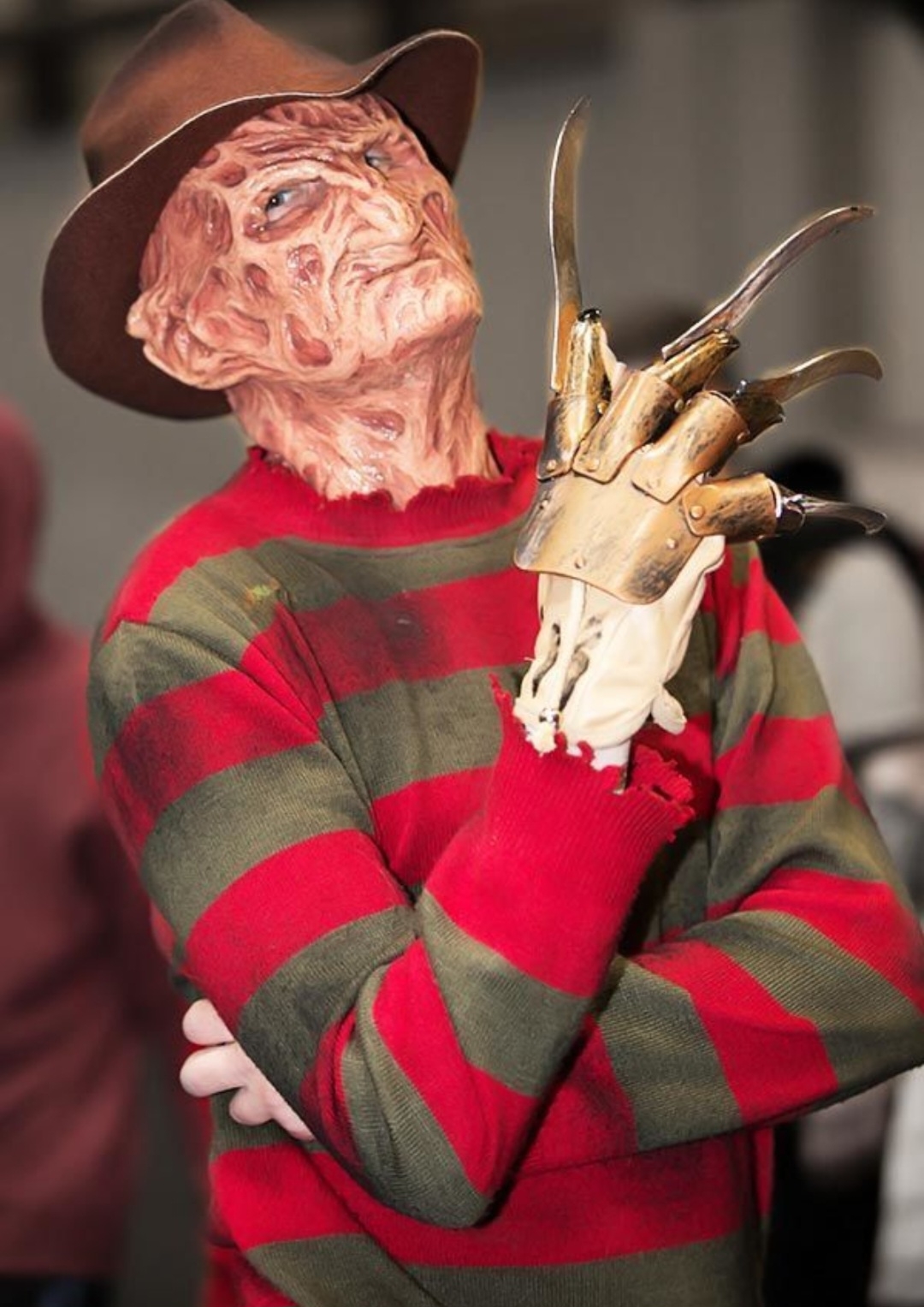 O motivo da roupa - Um dos pontos de destaque no vilão é a sua vestimenta. O ponto curioso é que Wes Craven baseou a roupa de Freddy Krueger em um mendigo que lhe dava muito medo e pavor quando era criança.  Reprodução: Flipar