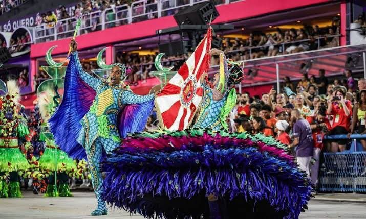 Representando o espírito infinito da serpente, o primeiro casal de mestre-sala e porta-bandeira, Julinho e Rute, protagonizou na avenida incontáveis momentos marcantes Reprodução/Twitter - 14.02.2024