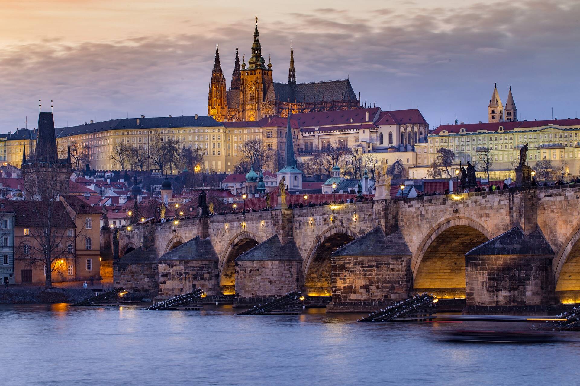 Torres do Castelo de Praga podem ser visto a quilômetros de distância. Foto: Prague Castle Tickets/Reprodução