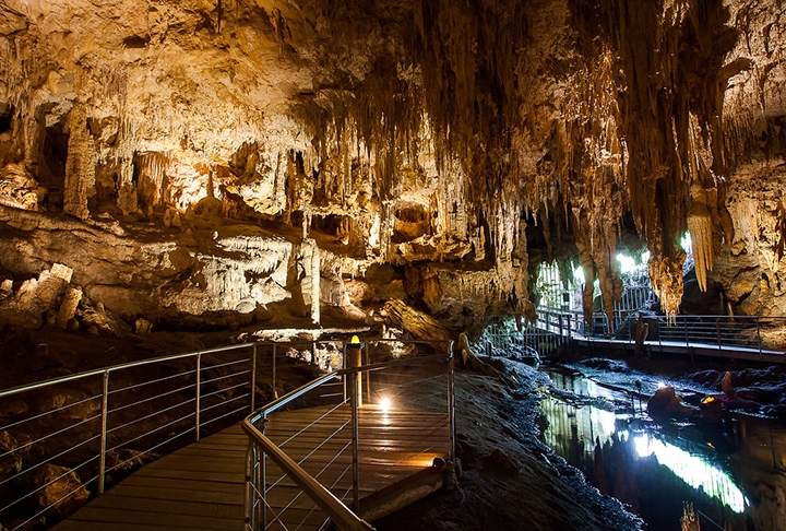 A caverna de Mammoth tem cerca de 591 km com rochas sedimentares. Passarelas dão acesso a diversos pontos dessa gruta.  Reprodução: Flipar