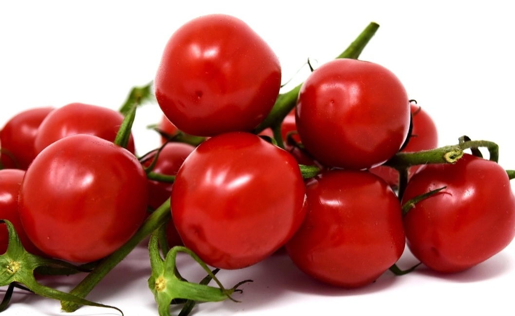 Cenouras, tomates e espinafres são ricos em vitamina A, um antioxidante que protege os folículos de danos, além de auxiliar na manutenção dos fios.  Reprodução: Flipar