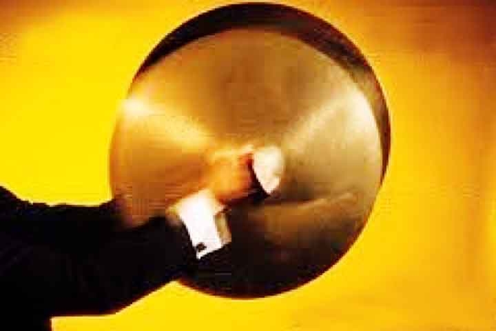 Pratos: Discos metálicos de choque com som explosivo e prolongado. Originados na Turquia no século XVII e introduzidos na orquestra por compositores europeus. Acentuam clímax musicais e transições dramáticas. Reprodução: Flipar