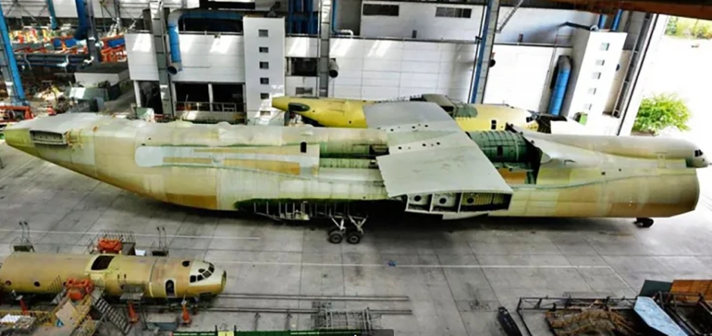 A encomenda do Antonov previa a construção de dois exemplares do An-225, mas o segundo nunca foi concluído