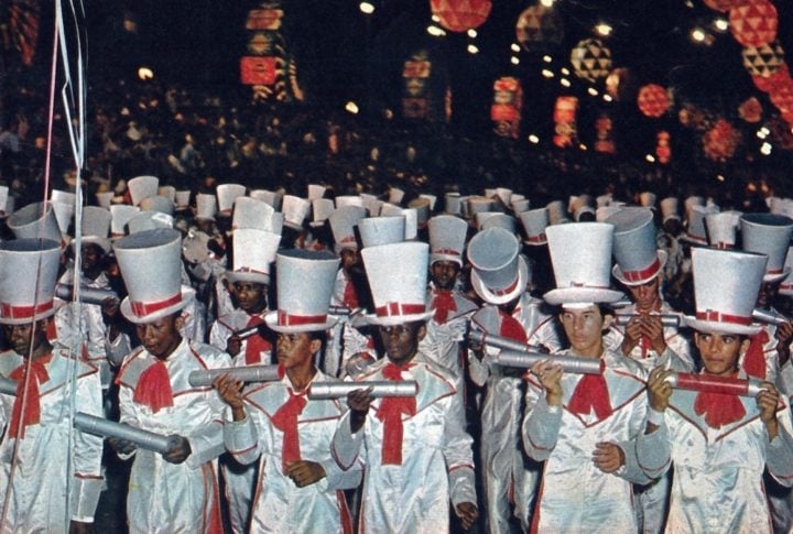 A tradição das baterias de escola de samba é longa e rica. Elas surgiram no início do século 20, quando os blocos carnavalescos começaram a incorporar instrumentos de percussão em seus desfiles.  Reprodução: Flipar
