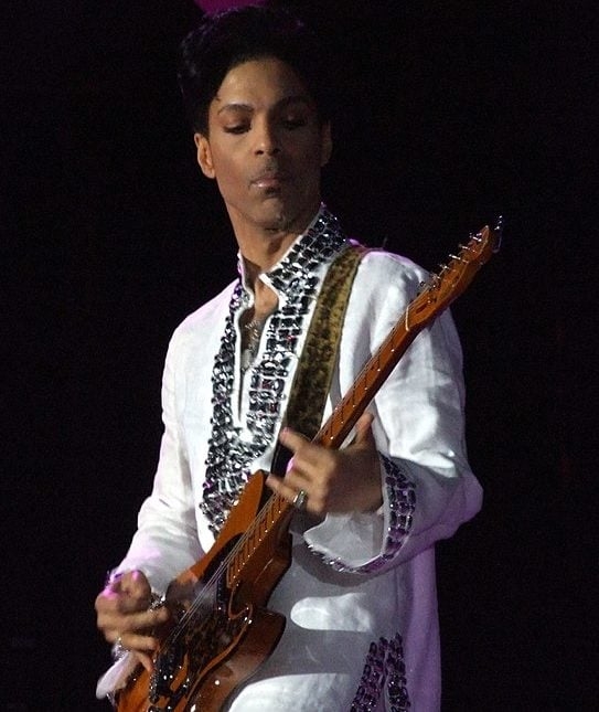 Agora, a memória de um grande nome: Prince. Nascido em 7/6/1958 em Minneapolis, o múltiplo artista americano morreu aos 57 anos. Foi cantor, compositor, produtor, dançarino, multi-instrumentista e ator, um dos maiores ícones da música mundial. Tinha 1,60 metro.  Reprodução: Flipar