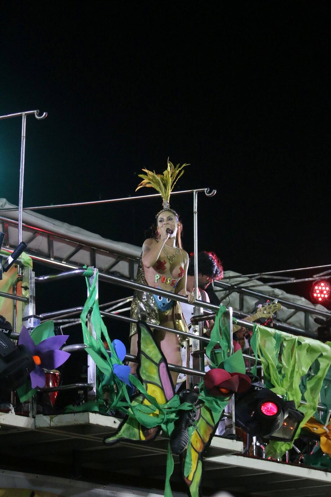 Alinne Rosa usou um look ousado em trio em Salvador nesse domingo (7) Daniel Bryan e Fabio Moreno/AgNews