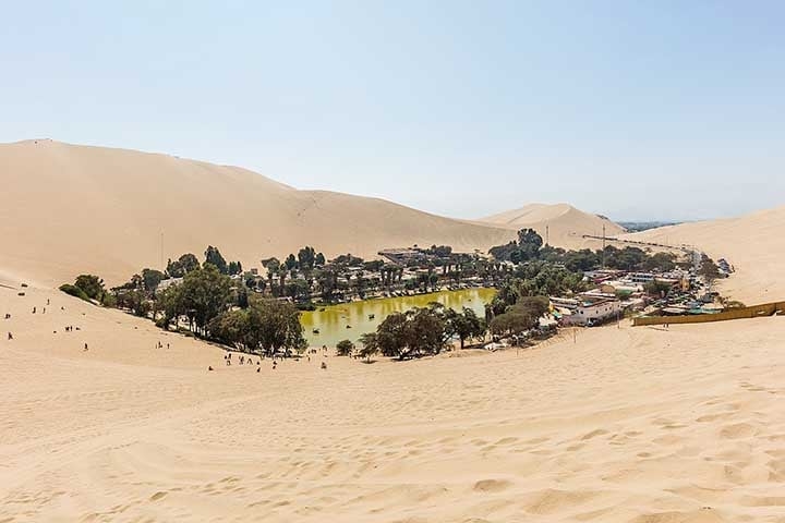 Oásis de Huacachina, Peru: Situada na província de Ica, uma charmosa vila se desenvolve ao redor da lagoa do oásis Huacachina, em meio a imponentes dunas e palmeiras. Reprodução: Flipar