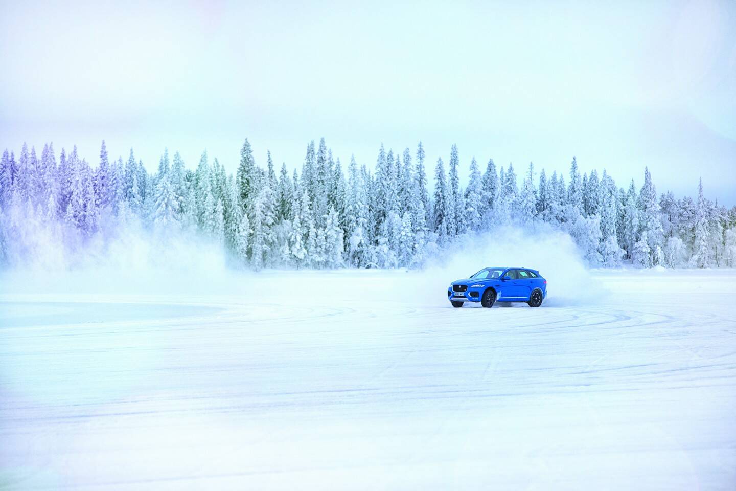 Jaguar F-Pace em ação em pista de gelo. Foto: Divulgação