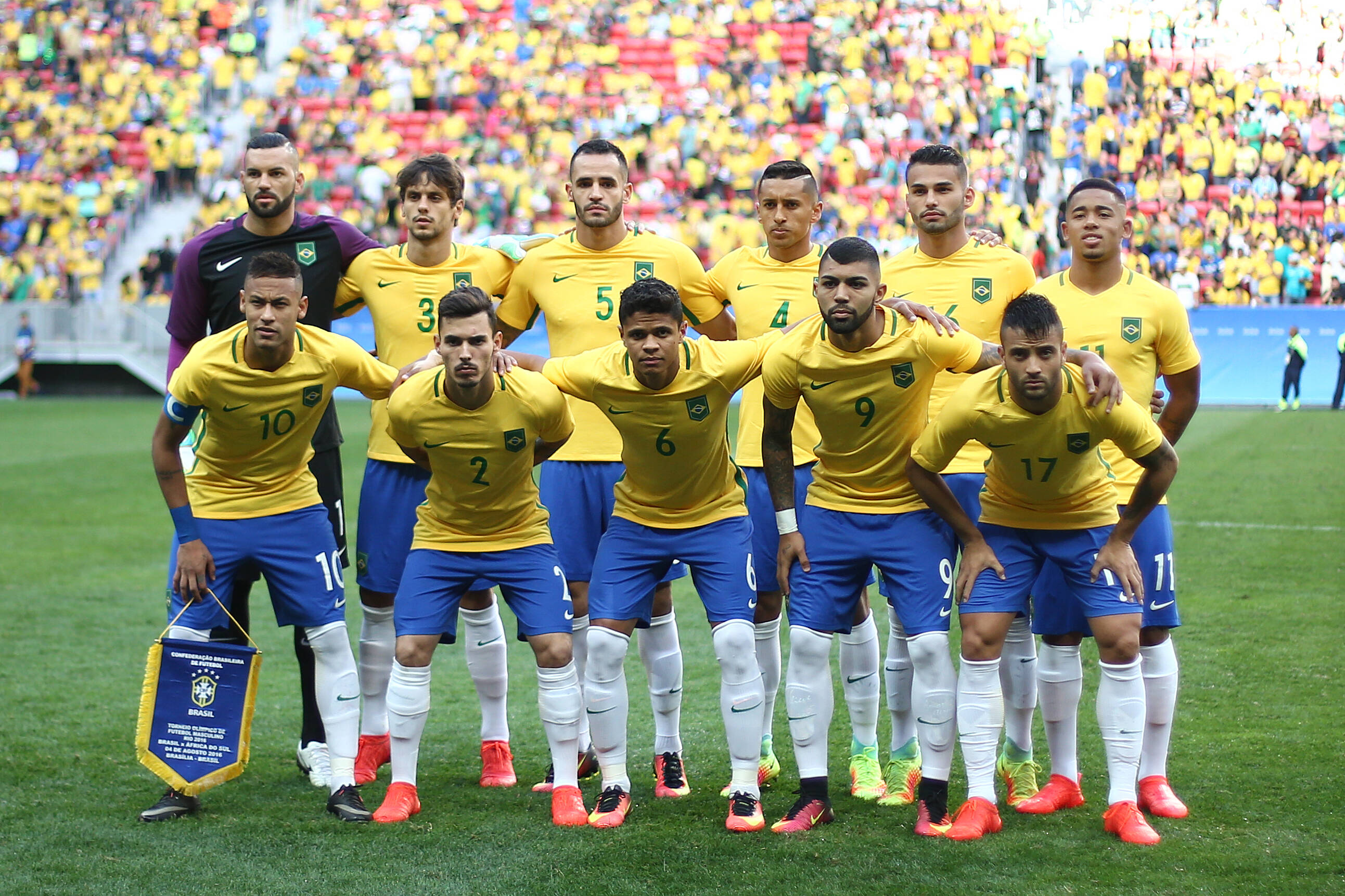 Seleção perfilada antes da estreia. Foto: Mowa Press