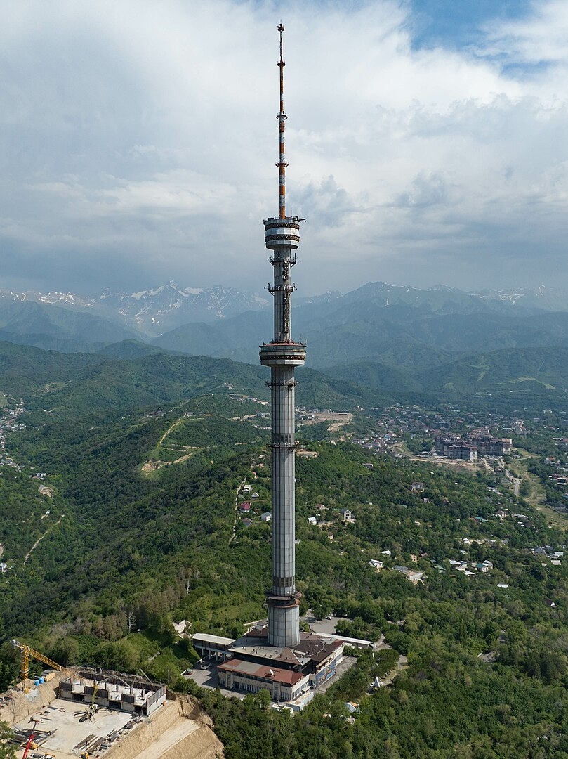 Almaty Tower - 371 metros - Cazaquistão: Foi concluída em 1982. A construção é uma torre de telecomunicação e apesar da sua altura, tem apenas dois andares. É possível vê-la de quase toda a cidade. Reprodução: Flipar