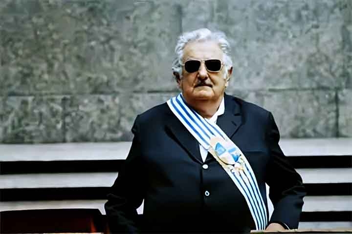 Em 2020, Mujica aposentou-se da política ao se retirar do Senado Federal, mas continuou ativo e engajou-se na eleição do correligionário e discípulo Yamandú Orsi para a presidência uruguaia. 
 Reprodução: Flipar