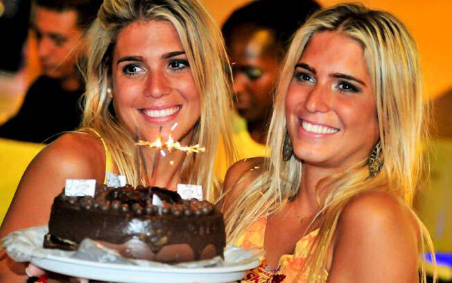 As gêmeas Bia e Branca comemoraram o aniversário de 24 anos em um camarote e tiveram direito até a bolo e parabéns surpresa . Foto: Tatiana Katibian/Divulgação