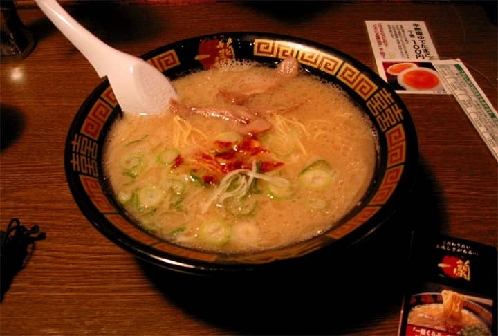 Lamen na China, “raamen” no Japão: sua origem é chinesa, porém foi integrado à culinária japonesa e hoje há diversas variações no seu preparo. Normalmente, é composto por um tipo de noodle chinês e um caldo forte à base de porco, peixe ou frango. Pode conter algas, ovo mollet, brotos de bambu, cebolinha e naruto (massa de peixe). Reprodução: Flipar