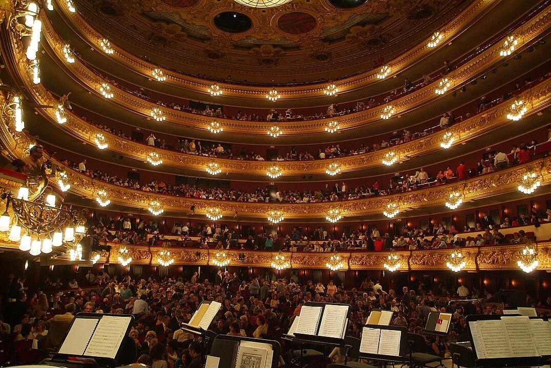 As casas de ópera são conhecidas por receber algumas das produções mais importantes da história e continuam a ser centros globais para a ópera e a música clássica na atualidade. Além da casa londrina, veja outras muito relevantes. Reprodução: Flipar