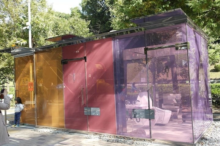 Feito com vidros coloridos e transparentes, a privacidade é garantida por uma tecnologia que torna os vidros opacos assim que a porta é trancada. Reprodução: Flipar
