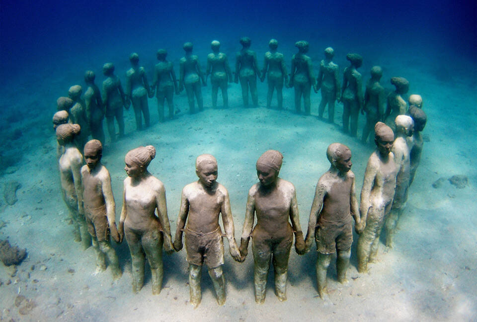 As esculturas do Molinere Underwater Sculpture Park retratam a vida de quem mora na região caribenha . Foto: Divulgação