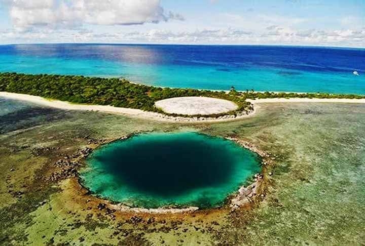 Famoso por seus testes nucleares no passado, o Atol de Bikini é um dos mais belos do mundo. Nele, a vida marinha tem mostrado uma capacidade incrível de se recuperar, tornando-se um local singular para mergulho com relíquias subaquáticas únicas. Reprodução: Flipar