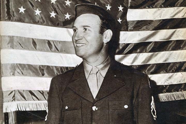 Durante a Segunda Guerra Mundial, Autry interrompeu sua carreira cinematográfica para servir no Exército do Ar dos Estados Unidos, onde atuou como piloto e instrutor de voo. 
 Reprodução: Flipar