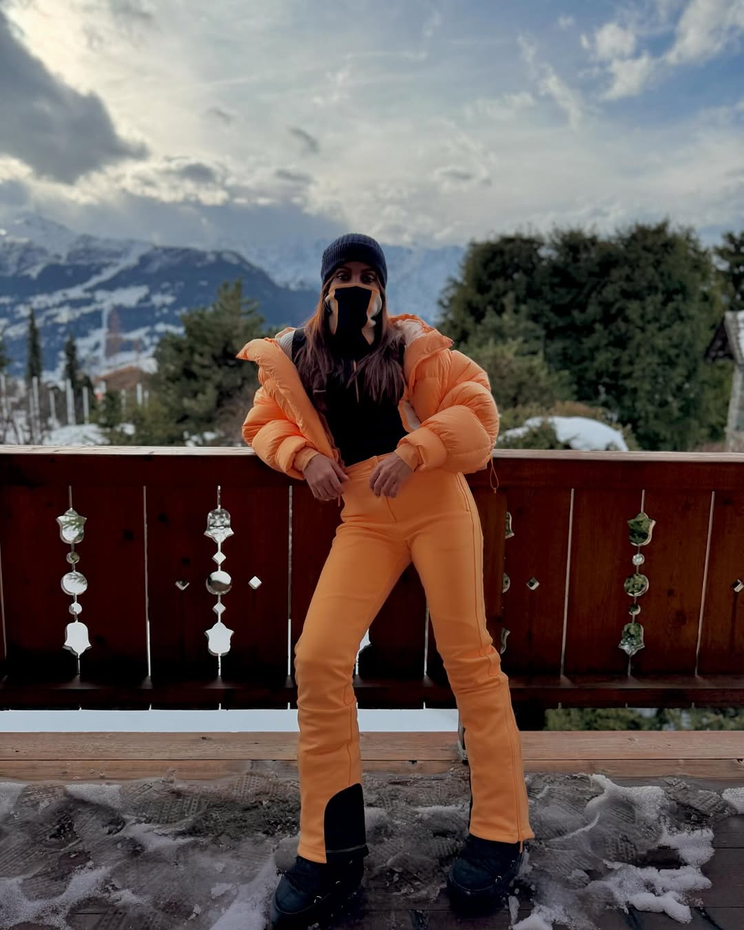 Anitta posa de sutiã e calcinha na neve durante viagem Instagram