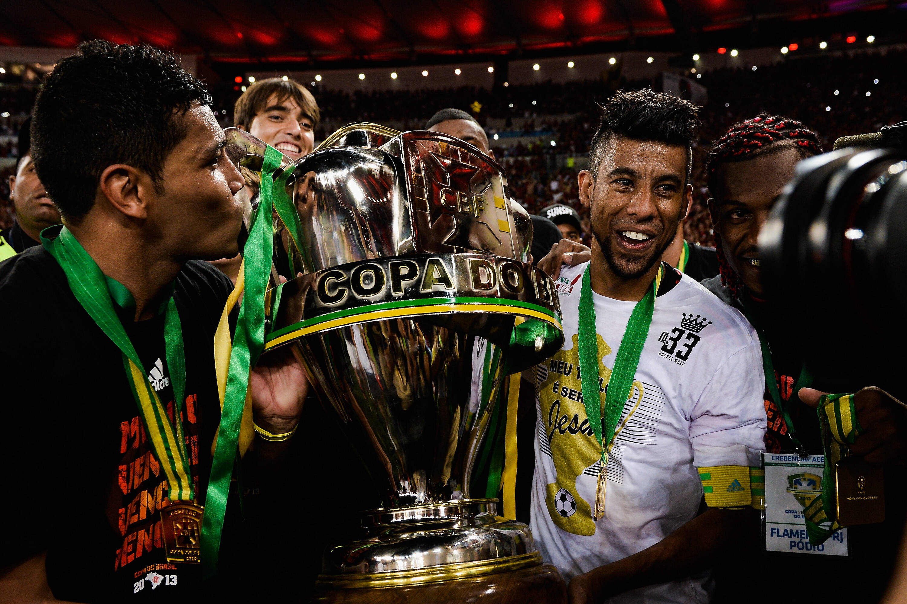 André Santos e Leo Moura com a taça de campeão da Copa do Brasil pelo Flamengo. Foto: Buda Mendes/Getty Images