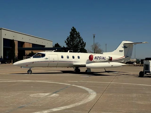 O modelo do avião era como este da foto. Um Learjet 25D. E tinha o prefixo PT-LSD.  Reprodução: Flipar