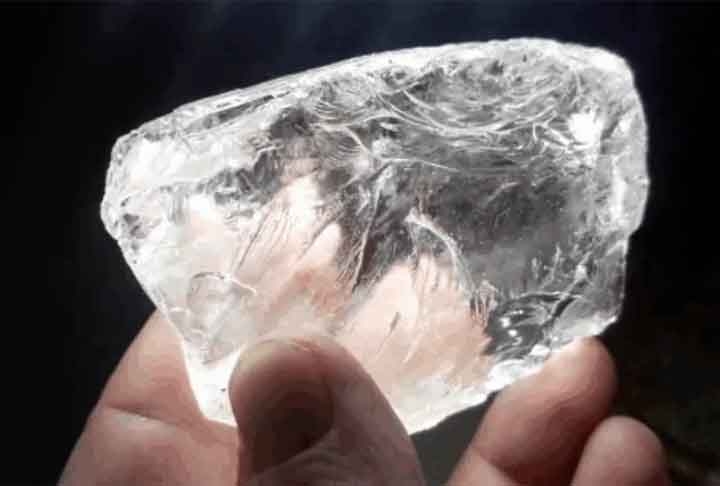 Diamante- Formado por carbono puro cristalizado, conhecido pela dureza extrema. Nativo das jazidas da África do Sul, Rússia e  Austrália em depósitos kimberlíticos e aluviões. Símbolo de luxo e eternidade, é utilizados em várias joias valendo milhões. Reprodução: Flipar