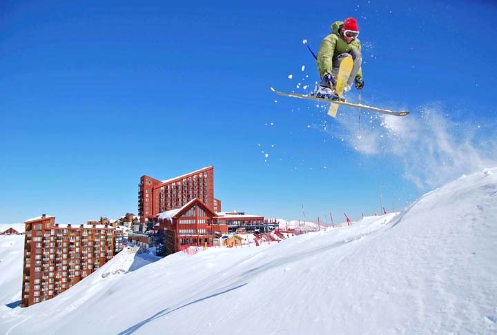 Se seu negócio é neve, o Valle Nevado Ski Resort fica a 1h30 de Santiago e é a maior estação de ski e snowboard da América do Sul. Para chegar lá é preciso enfrentar 60 curvas montanha acima ou ir de teleférico, mas vale muito a pena. Reprodução: Flipar