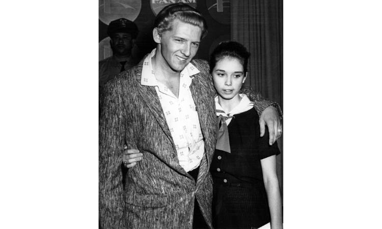 O cantor Jerry Lee Lewis (22) casou com a prima Myra (13) e teve dois filhos. O casal se divorciou em 1970. Foto: Reprodução/ Pinterest/ usatoday