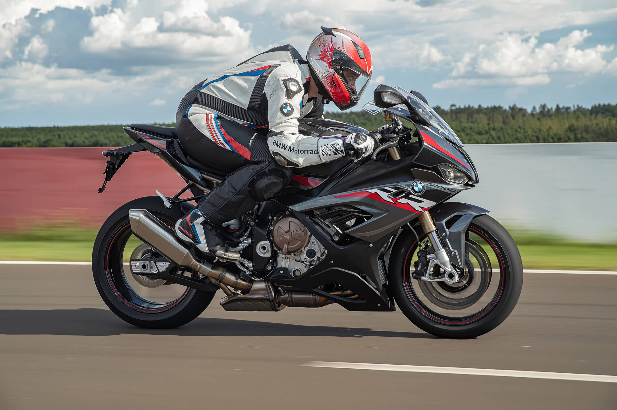 Nova BMW S 1000 RR chega às lojas; confira os preços e detalhes