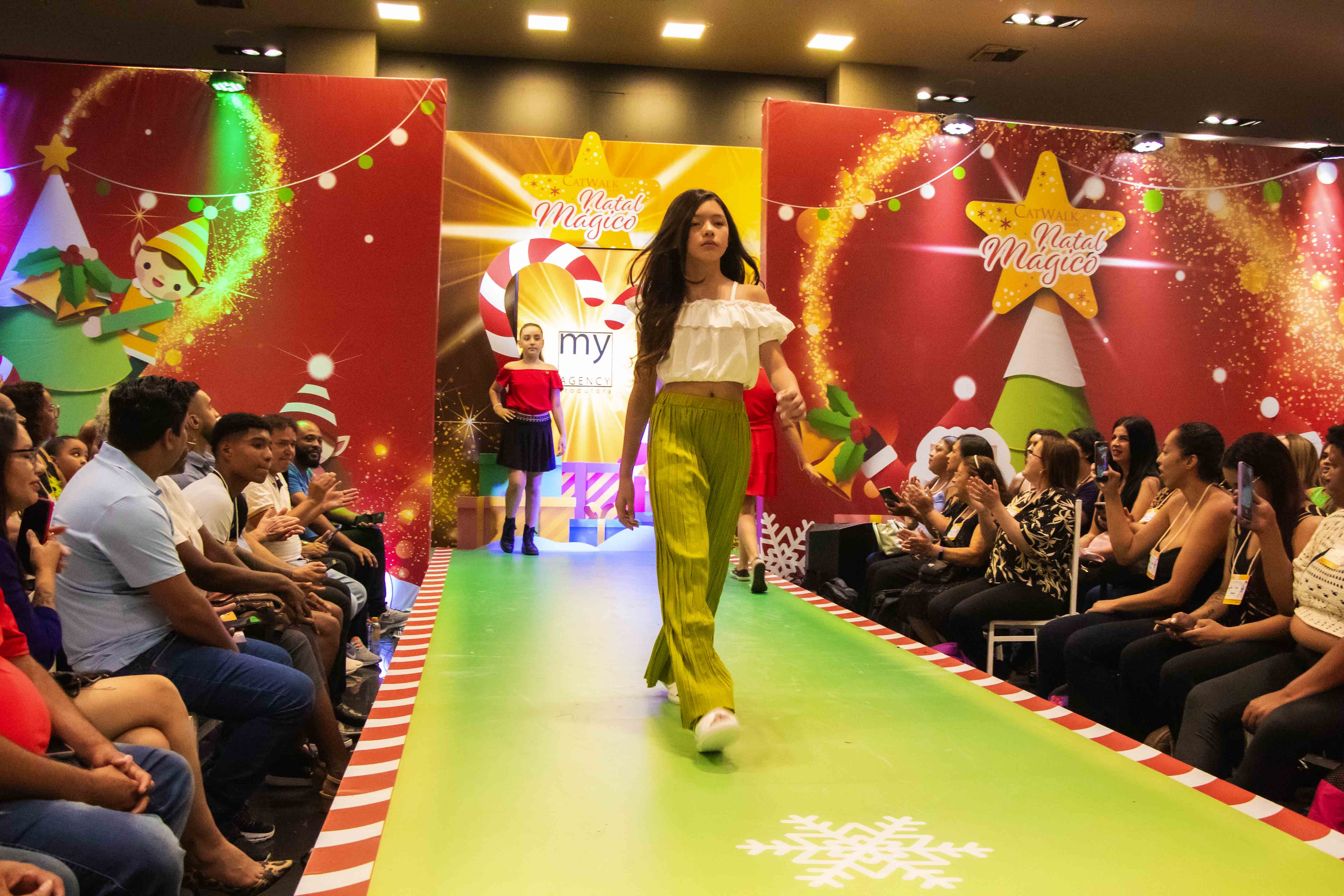1º dia do Catwalk Brasil apresenta tendências de looks para festas de final de ano