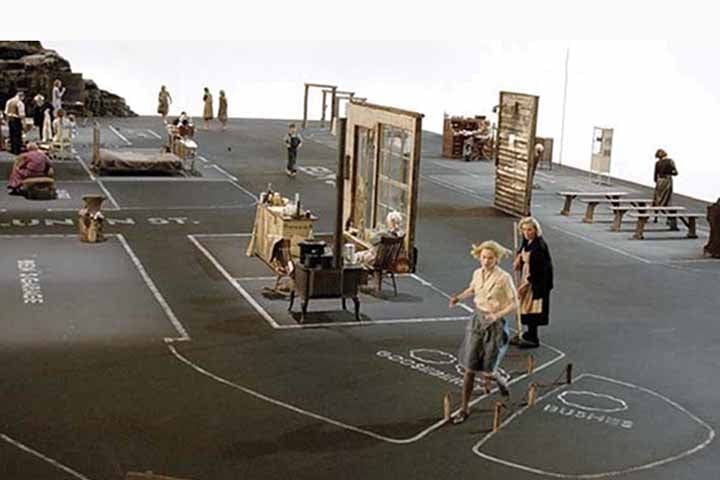 Dogville é uma pacata cidade localizada na região das Montanhas Rochosas nos Estados Unidos. Os seus moradores são pessoas boas e honestas e vivem suas vidas normalmente até o dia em que tiros são escutados e uma jovem chamada Grace (Nicole Kidman) chega ao local. Reprodução: Flipar