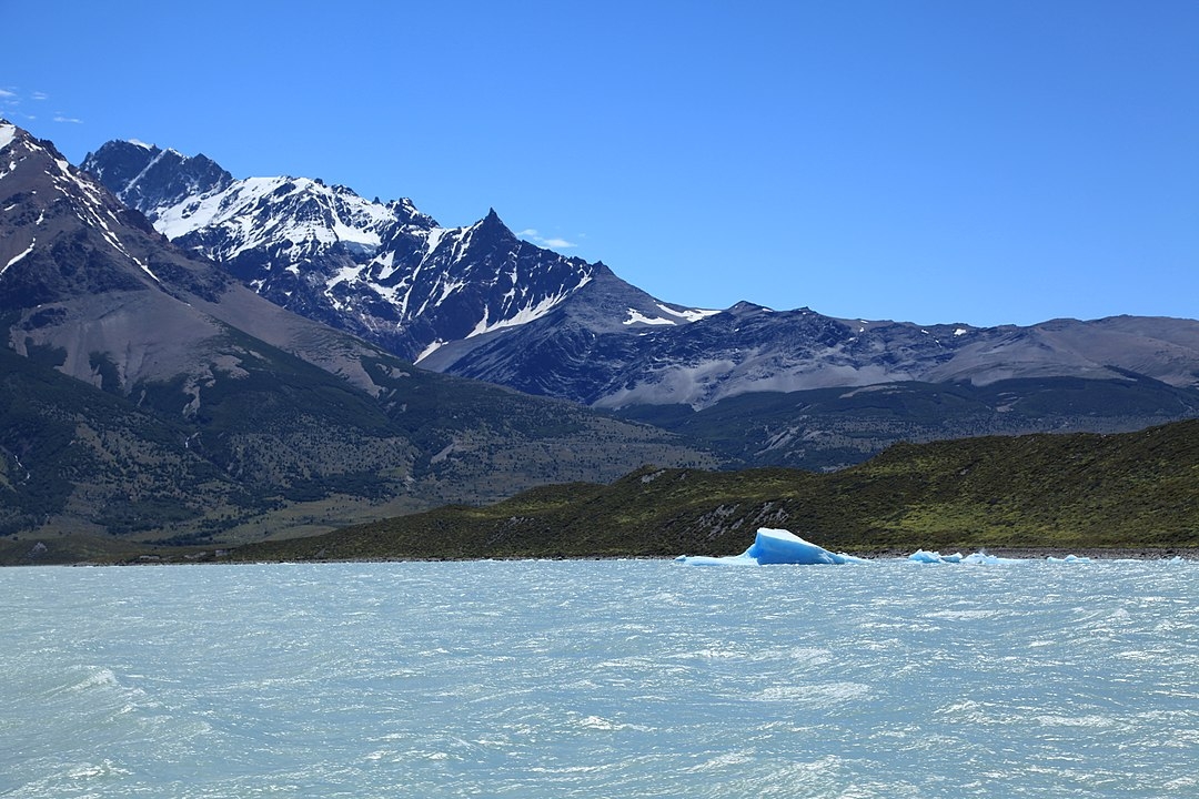 Já o Lago Viedma, localizado na província de Santa Cruz, na Argentina, tem uma área de aproximadamente 1.088 km². É alimentado pelo Glaciar Viedma e faz parte do Parque Nacional Los Glaciares. Reprodução: Flipar