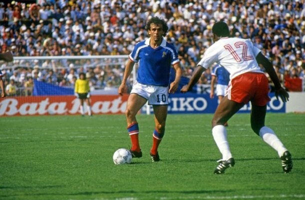 Michel Platini - Craque da Juventus e da seleção francesa, o meio-campista pendurou as chuteiras aos 32 anos. Levou seu país à conquista da Eurocopa de 1984 em casa - Foto: Domínio Público/Wikimedia Commons