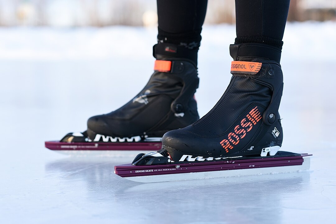 Durante o inverno, muitos alasquianos praticam atividades ao ar livre, como esqui, snowboard e trenó, o que ajuda na adaptação ao frio e mantém o espírito comunitário forte. A prática de esportes e atividades de inverno ajuda as pessoas a se manterem ativas e engajadas, mesmo com o clima rigoroso. Reprodução: Flipar