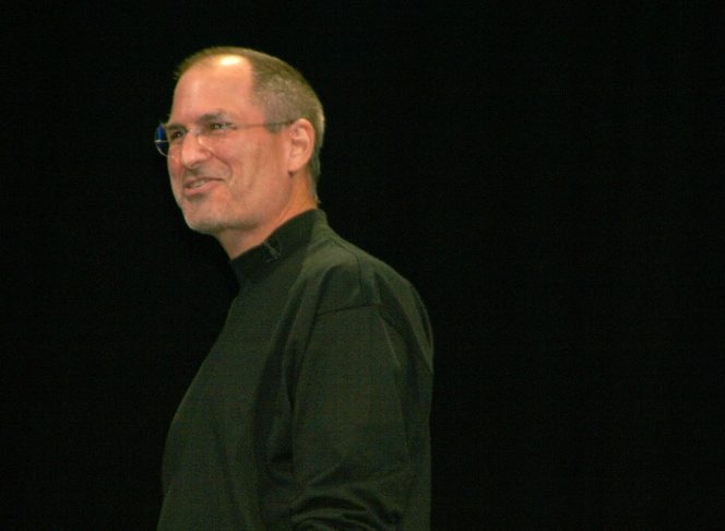 A virada da marca ocorreu com o retorno de Steve Jobs em 1997, após a aquisição da NeXT, empresa que ele fundou após deixar a Apple. Reprodução: Flipar