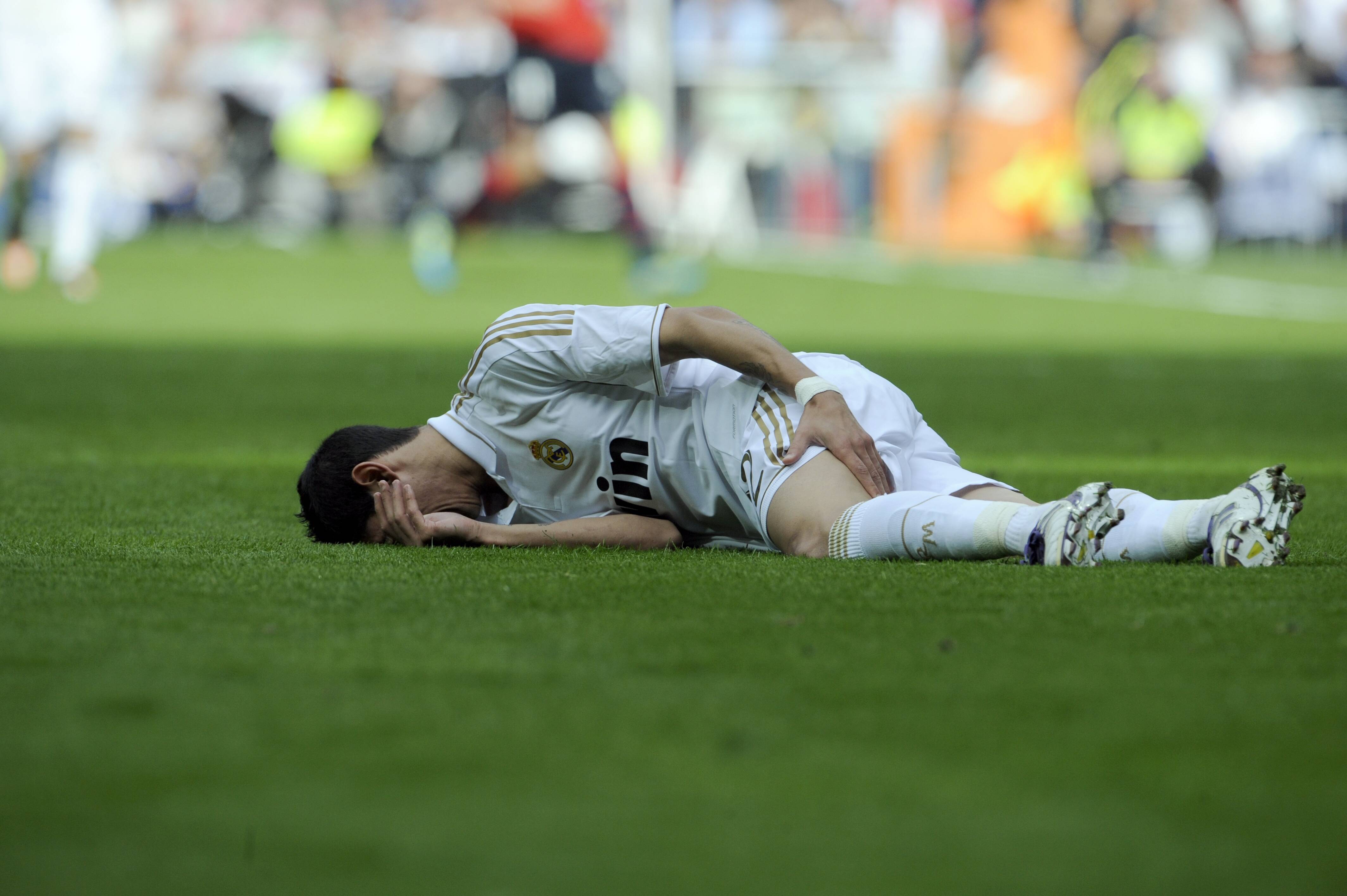 Di Maria cai no chão lesionado na partida contra o Osasuna AFP