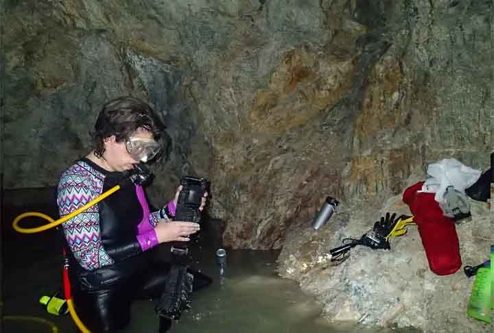 Esses pesquisadores foram as primeiras pessoas a obterem sucesso ao tentar acessar a pirâmide em mais de cem anos. Dr. Pearce Paul Creasman, da Universidade do Arizona, e  companheiros ainda tiveram que descer uma escada de 65 degraus. Reprodução: Flipar