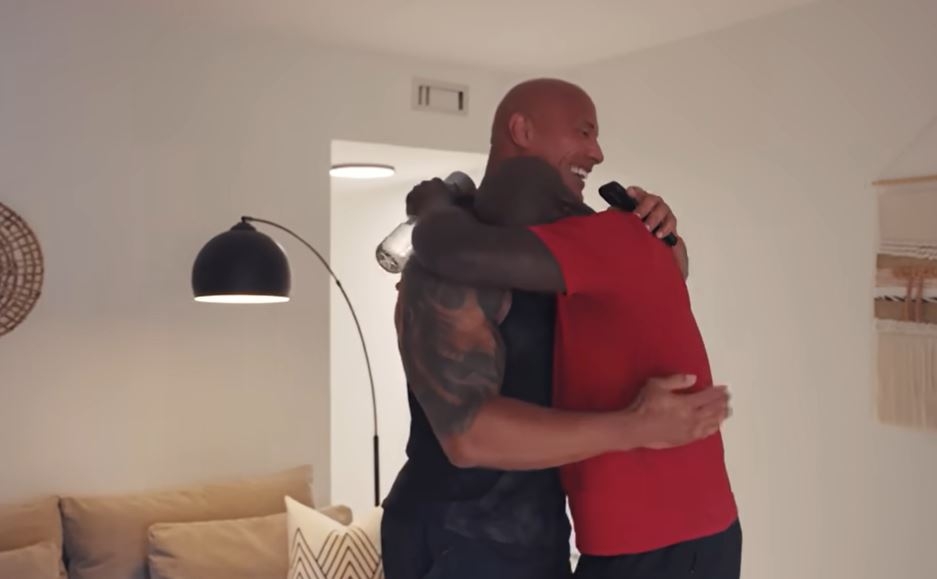 O ator entregou o presente, mostrando cada detalhe, e feliz por poder ajudar.  Dwayne Johnson não apenas doou a casa como providenciou toda a mobília, decoração, roupas nos armários, etc. 