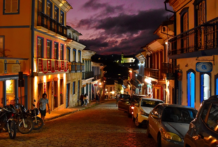 A rua chama atenção pela arquitetura histórica barroca, presente em igrejas e casas. A rua recebe turistas de todo o Brasil, mas também de outros países.  Reprodução: Flipar