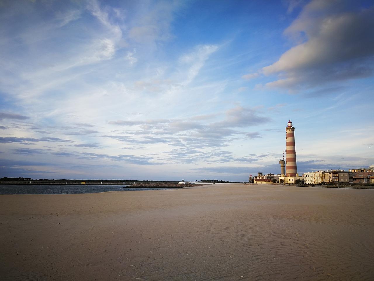 Farol de Aveiro, Portugal - Construído entre 1885 e 1893, foi reformado em 1929. É feito de pedra e fica 66 metros acima do nível do mar. É o maior farol de Portugal.  Reprodução: Flipar