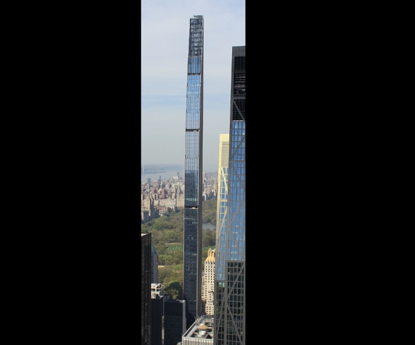 Nova York também ganhou o arranha-céu mais estreito do mundo. O Steinway Tower, em Manhattan, desenvolvido pelo JDS Development Group e Property, fica perto da Sexta Avenida. A torre de 435 metros e 84 andares, tem fachada de tijolo, calcário e terracota. E tem uma relação de altura-largura de 24:1.   Reprodução: Flipar