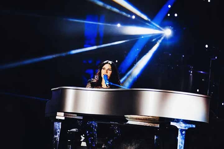 No ano seguinte, saiu “Laura”, seu segundo álbum, com vendas ainda melhores, além de sua versão em espanhol que ganhou certificação de diamante na Espanha - fazendo dela, pela primeira vez, uma artista não espanhola a ultrapassar o milhão de cópias vendidas no país ibérico.
 Reprodução: Flipar