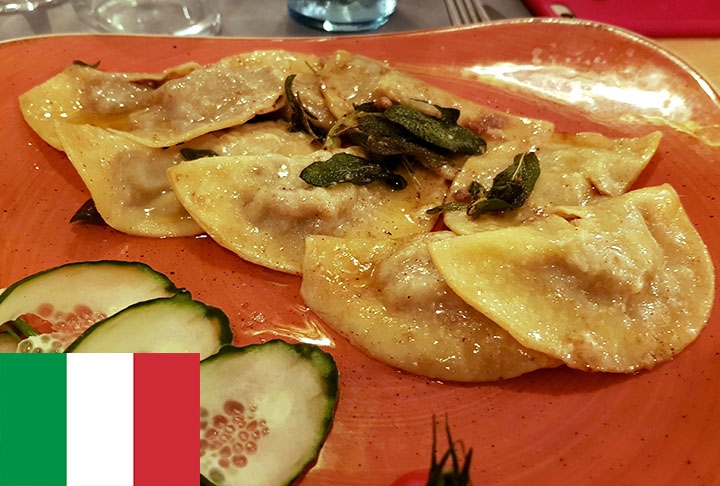 11º lugar - Panzerotti (Itália) - Massa salgada, com recheios variados.  Os mais comuns são tomate e queijo, espinafre, cogumelos e presunto. Reprodução: Flipar