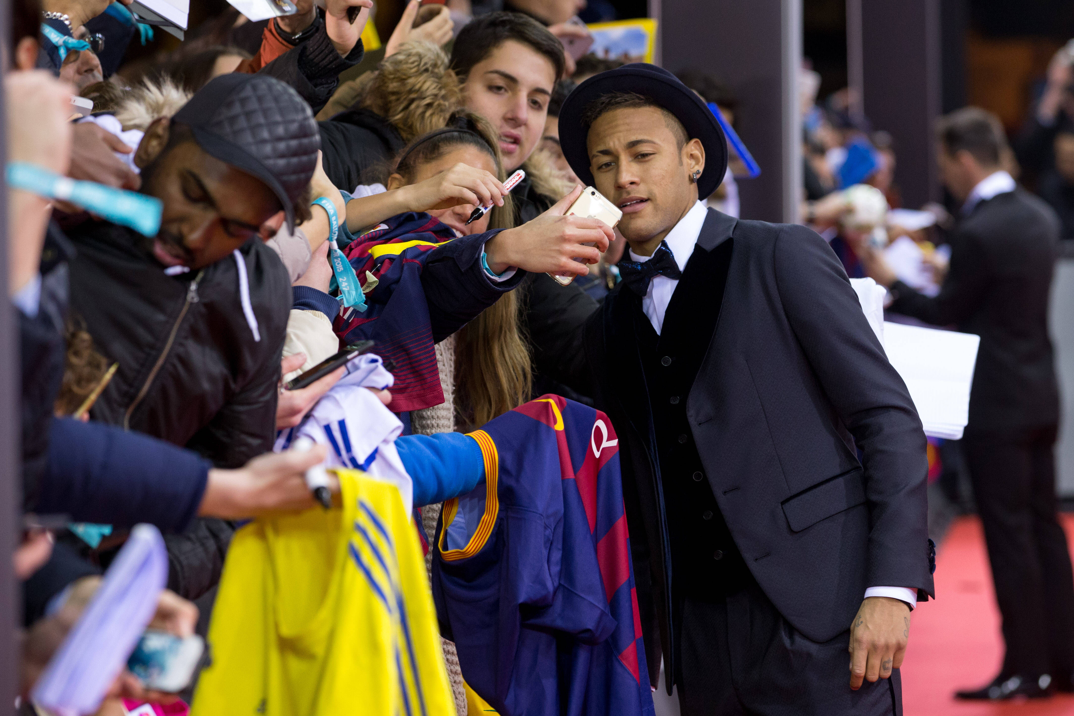 Neymar tira selfie com fã ao chegar ao Bola de Ouro 2015. Foto: Philipp Schmidli/Getty Images