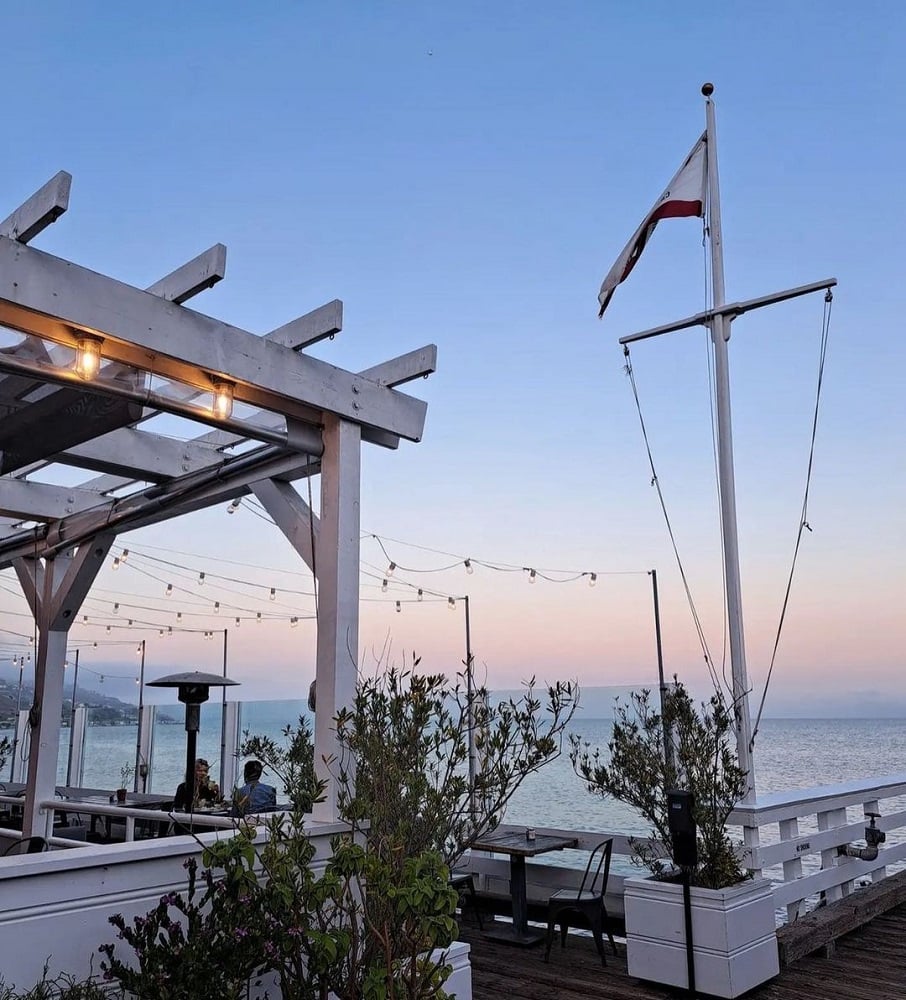 Área externa com vista para o mar do restaurante Malibu Farm. Foto: Reprodução/Instagram 21.07.2023