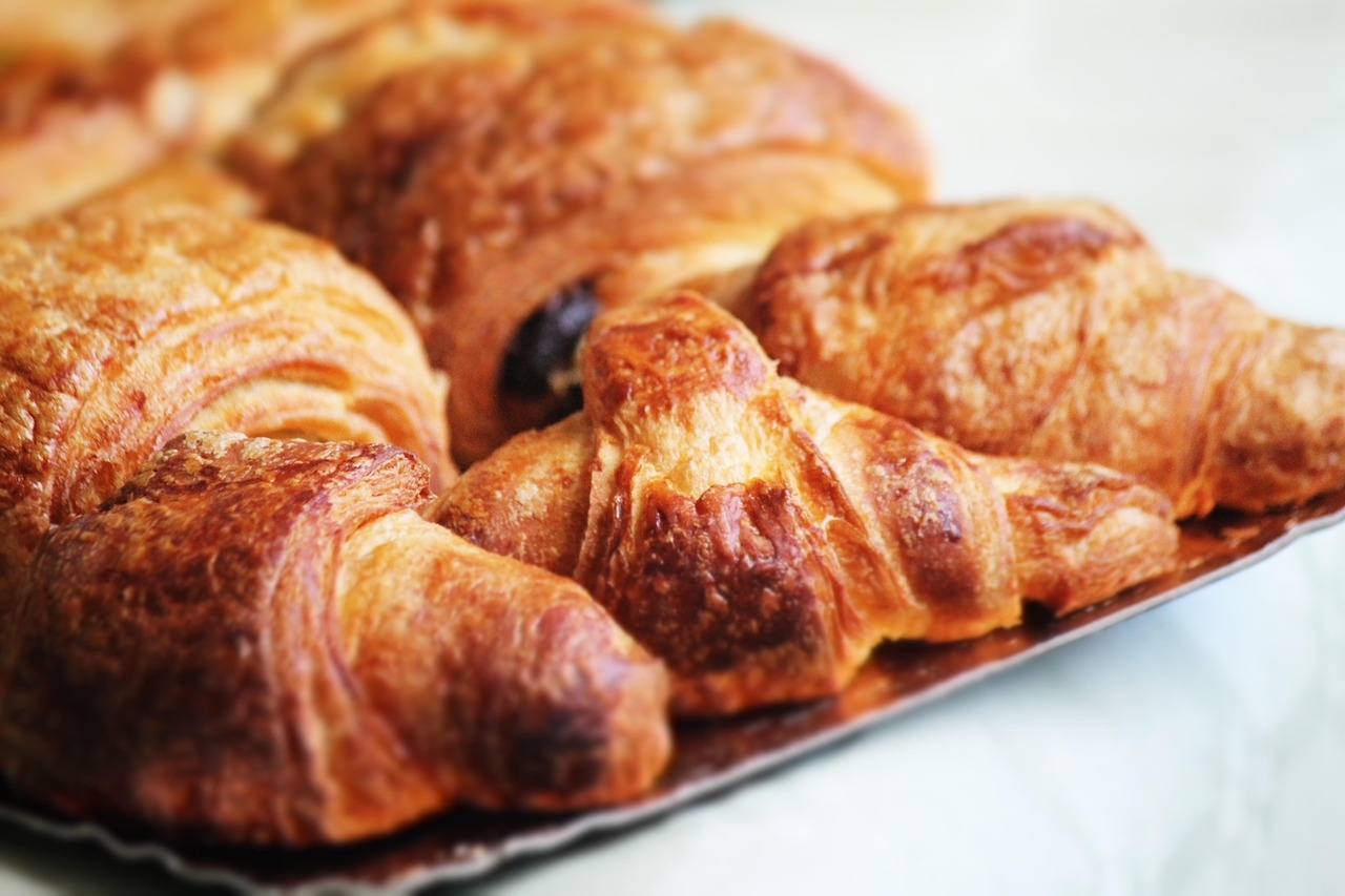 No desjejum, ele é consumido, em vários países da Europa, com leite e café. No entanto, sobre o consumo desse salgado, é recomendado moderação, pois contém muita manteiga e gordura. Reprodução: Flipar