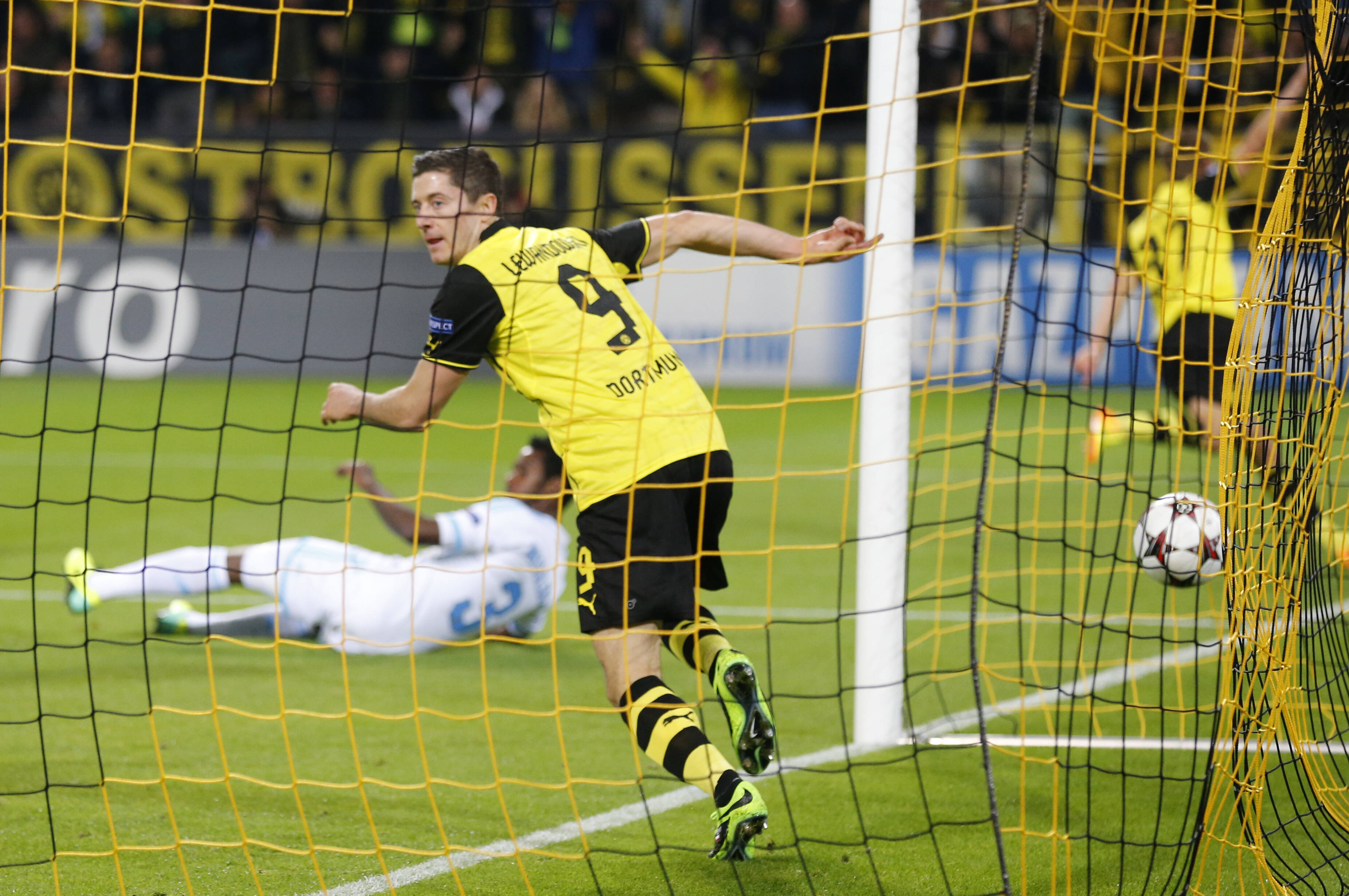 Lewandowski abriu o placar em casa para o Borussia Dortmund em cima do Olympique de Marselha. Foto: AP